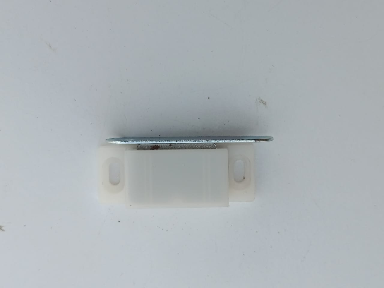 MAGNETIC CATCH SA